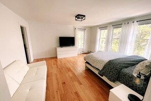 4 bedrooms, desk, iron/ironing board, WiFi