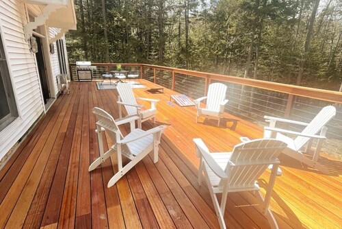 New-Lakehouse w/Hot Tub. Min from town and Skiing