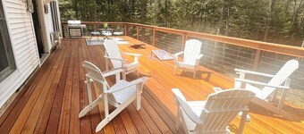 New-Lakehouse w/Hot Tub. Min from town and Skiing