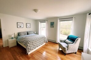 4 bedrooms, desk, iron/ironing board, WiFi