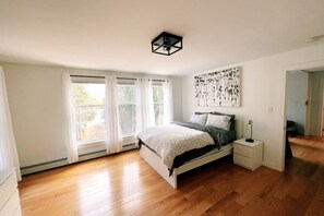 4 室のベッドルーム、デスク、アイロン / アイロン台、WiFi