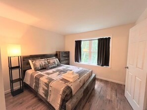 4 bedrooms, desk, iron/ironing board, WiFi