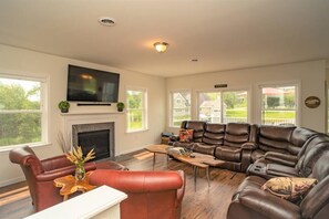 Fernseher, Kamin, Stereoanlage