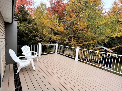 New! Mt Snow Chalet w/land, privacy, relaxation