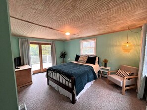 3 bedrooms, desk, iron/ironing board, WiFi