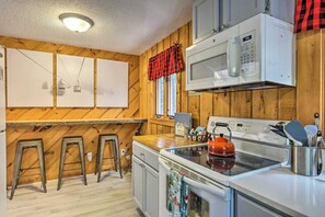 Fridge, microwave, oven, stovetop - Chalet 5 mins from MT. Snow w/hottub (Dover)