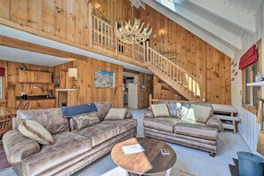 TV, fireplace, stereo - Chalet 5 mins from MT. Snow w/hottub (Dover)