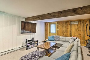 Televisie, een open haard en een stereo