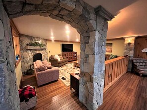TV, fireplace, stereo - New! Min from Mt & Town. Hot tub, Stream + privacy (Wilmington)
