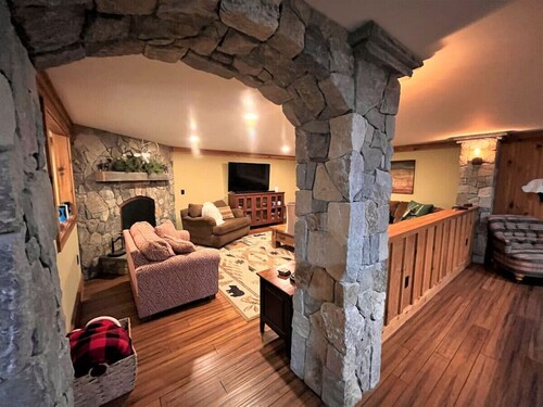 New! Min from Mt & Town. Hot tub, Stream + privacy