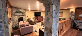 New! Min from Mt & Town. Hot tub, Stream + privacy
