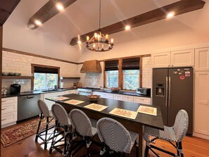 Microondas, horno, placa de cocina, lavavajillas