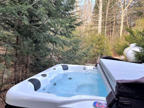 Outdoor spa tub - New! Min from Mt & Town. Hot tub, Stream + privacy (Wilmington)