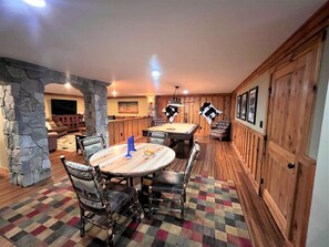 Interior - New! Min from Mt & Town. Hot tub, Stream + privacy (Wilmington)