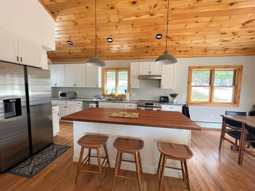 New-Walk to Wilmington, Min from MT Snow. Hot Tub!