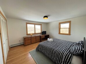 4 bedrooms, desk, WiFi, bed sheets