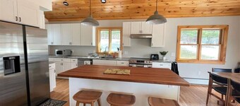 New-Walk to Wilmington, Min from MT Snow. Hot Tub!