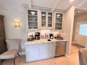 Interior - Modern Chalet- At the Hermitage. Hot Tub, A/C, EV (Wilmington)