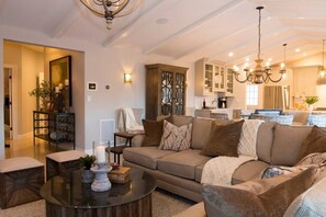 TV, fireplace - Modern Chalet- At the Hermitage. Hot Tub, A/C, EV (Wilmington)