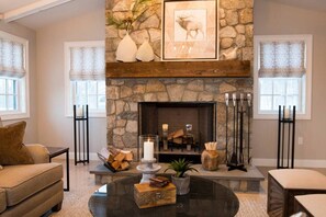 Interior - Modern Chalet- At the Hermitage. Hot Tub, A/C, EV (Wilmington)