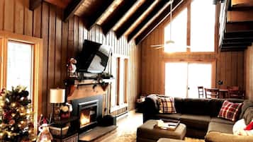 Smart TV, chimenea y estéreo