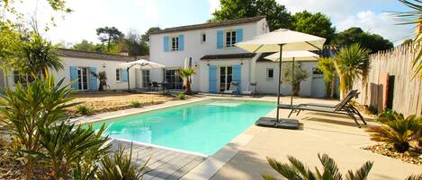 حمّام سباحة مُدفَّأ