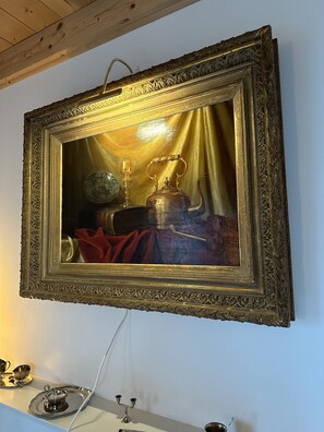 A framed painting with a table setting, including a teapot, cup, and saucer. - Ruime, Ouderwets Gezellige Voormalige Schuur Midden in de Natuur (Culemborg)