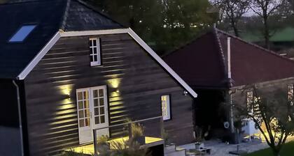 Ruime, Ouderwets Gezellige Voormalige Schuur Midden in de Natuur