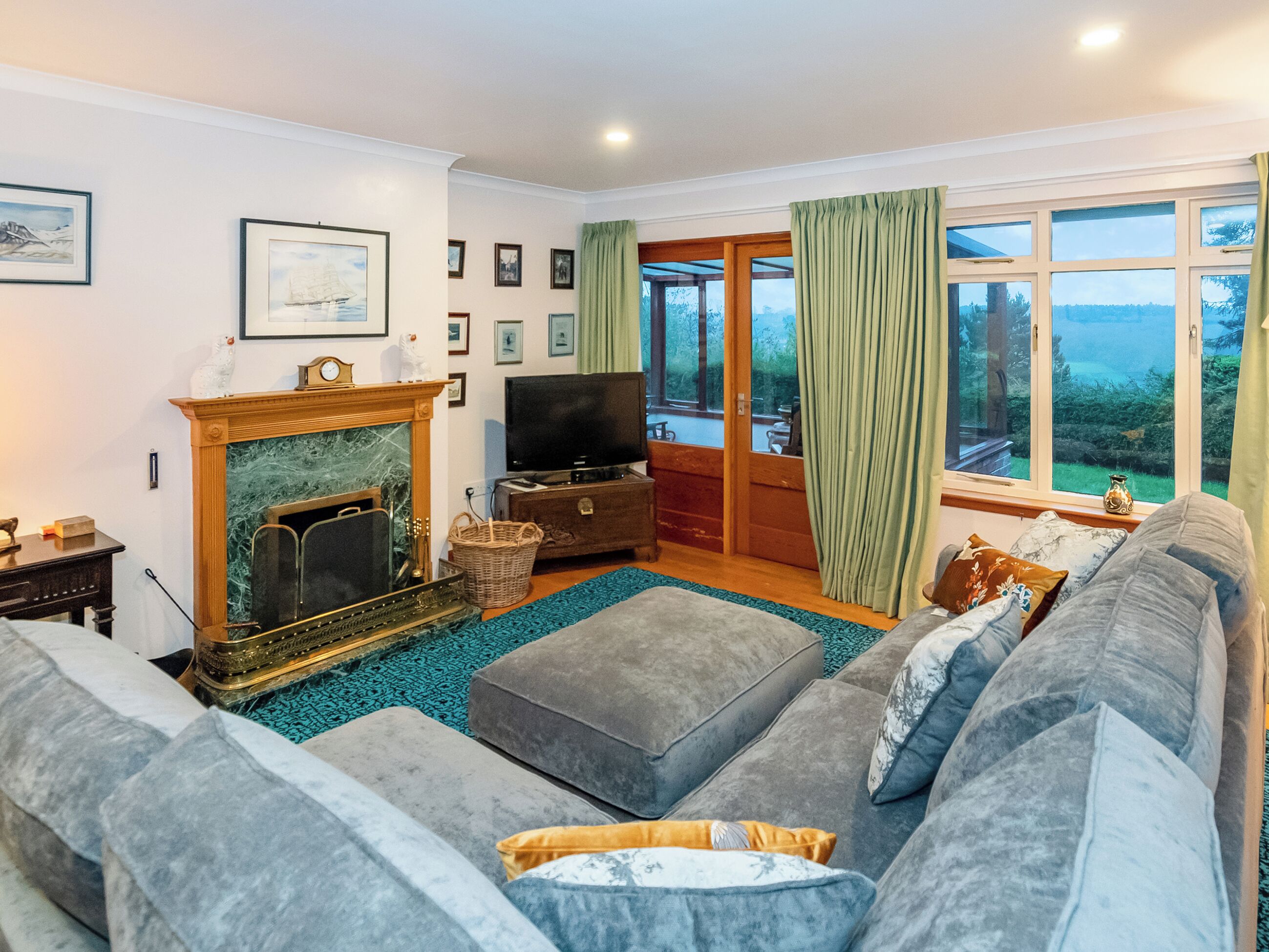 TV, fireplace