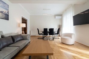 Smart TV - Corner penthouse in Acropolis (Athina)