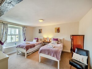 3 bedrooms, free WiFi, bed sheets - 3 bedroom accommodation in Silecroft, near Millom (Silecroft, near Millom)