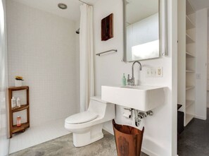 Ducha, secador de pelo, toallas, jabón