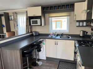 Private kitchen - Inviting Luxury 2-bedroom Caravan in Hunstanton (Hunstanton)