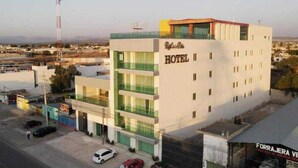 A modern hotel with multiple floors, a prominent sign, and a parking area. - Hotel Real de la Peña Ezequiel Montes  (Ezequiel Montes)