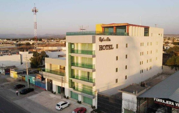 A modern hotel with multiple floors, a prominent sign, and a parking area. - Hotel Real de la Peña Ezequiel Montes  (Ezequiel Montes)