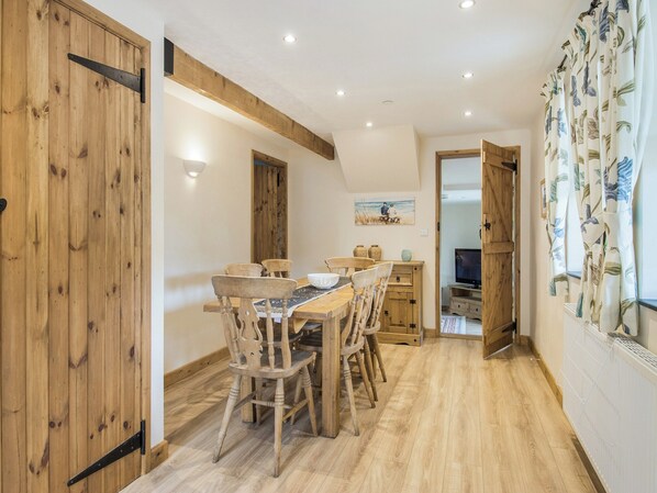 Dining - 3 bedroom accommodation in Tregaron and the Cambrian Mountains (Tregaron and the Cambrian Mountains)