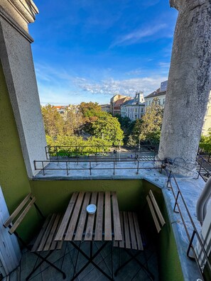 Outdoor dining - Saffron Apartment Panoramic Balcony. (Budapest)