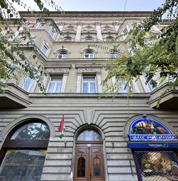Exterior detail - Saffron Apartment Panoramic Balcony. (Budapest)