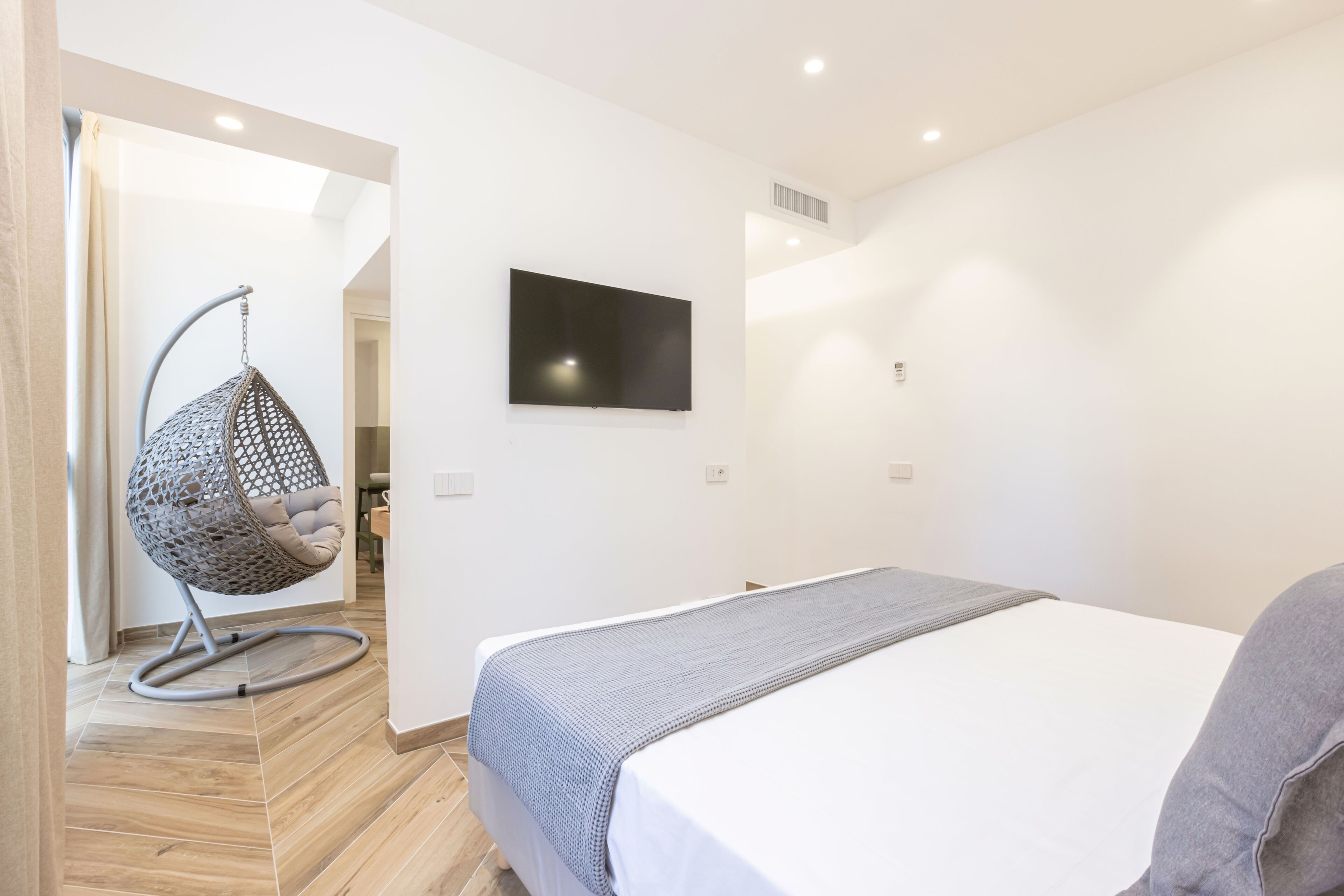 OLIVO | เตียงเมมโมรีโฟม, มินิบาร์ฟรี, ตู้นิรภัยในห้องพัก, โต๊ะทำง  าน