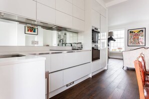 Kjøleskap, oppvaskmaskin, kaffetrakter/tekoker og brødrister