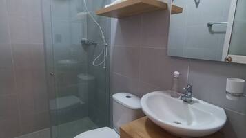 Douche, serviettes fournies, savon, papier toilette