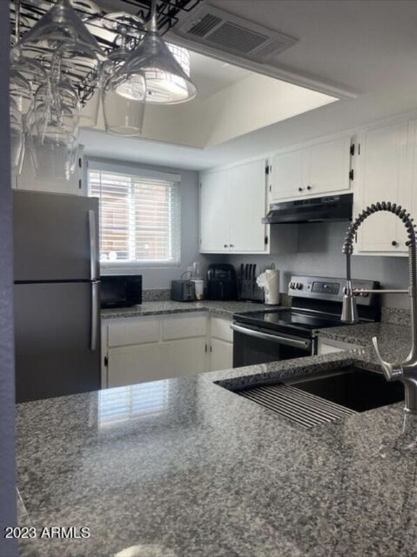 Mikrovågsugn, ugn, spishäll och diskmaskin