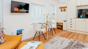Un appartement moderne comprenant un coin repas, une cuisine et un espace de vie.