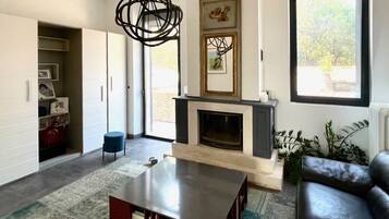 Smart-tv, een open haard, een tafeltennistafel en boeken