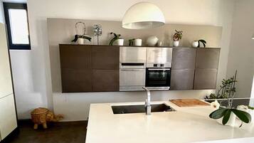 Een microgolfoven, een oven, een kookplaat, een vaatwasser