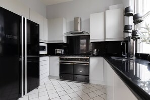 Microwave, dishwasher, coffee/tea maker, toaster