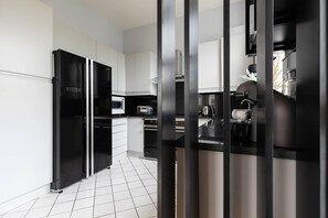 Jääkaappi, mikroaaltouuni, astianpesukone, kahvin-/teenkeitin