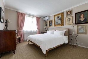 4 bedrooms, iron/ironing board, free WiFi, bed sheets