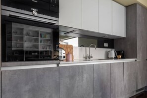 Microwave, dishwasher, coffee/tea maker, toaster - Prince of Wales Road III by onefinestay (London)