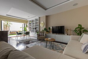TV - Prince of Wales Road III by onefinestay (London)